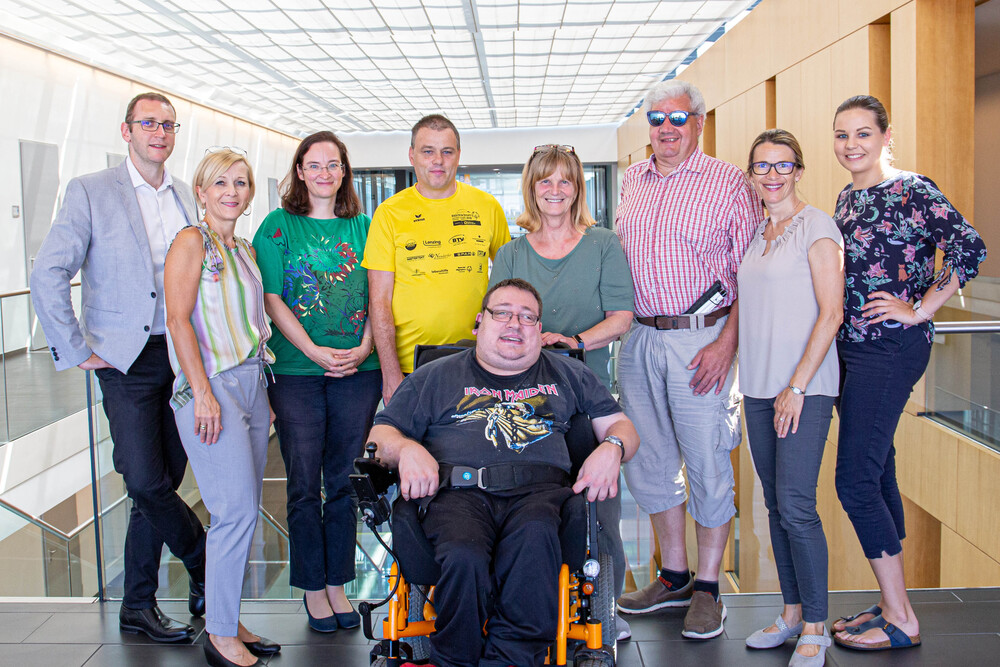 Bild vergrößern: Gruppenfoto Oö. Monitoringausschuss im Foyer des Landesdienstleistungszentrums Gruppenfoto Oö. Monitoringausschuss im Foyer des Landesdienstleistungszentrums